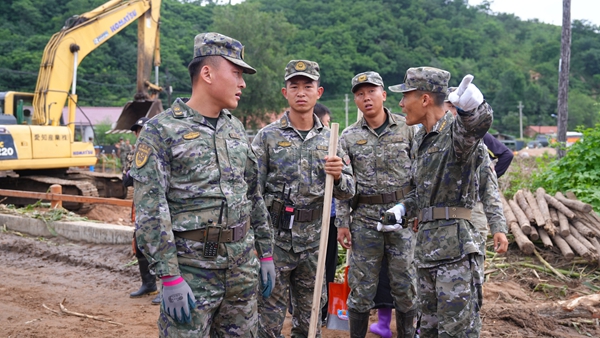 20260717武警抚顺支队紧急驰援章党镇开展清淤救灾图片4.jpg