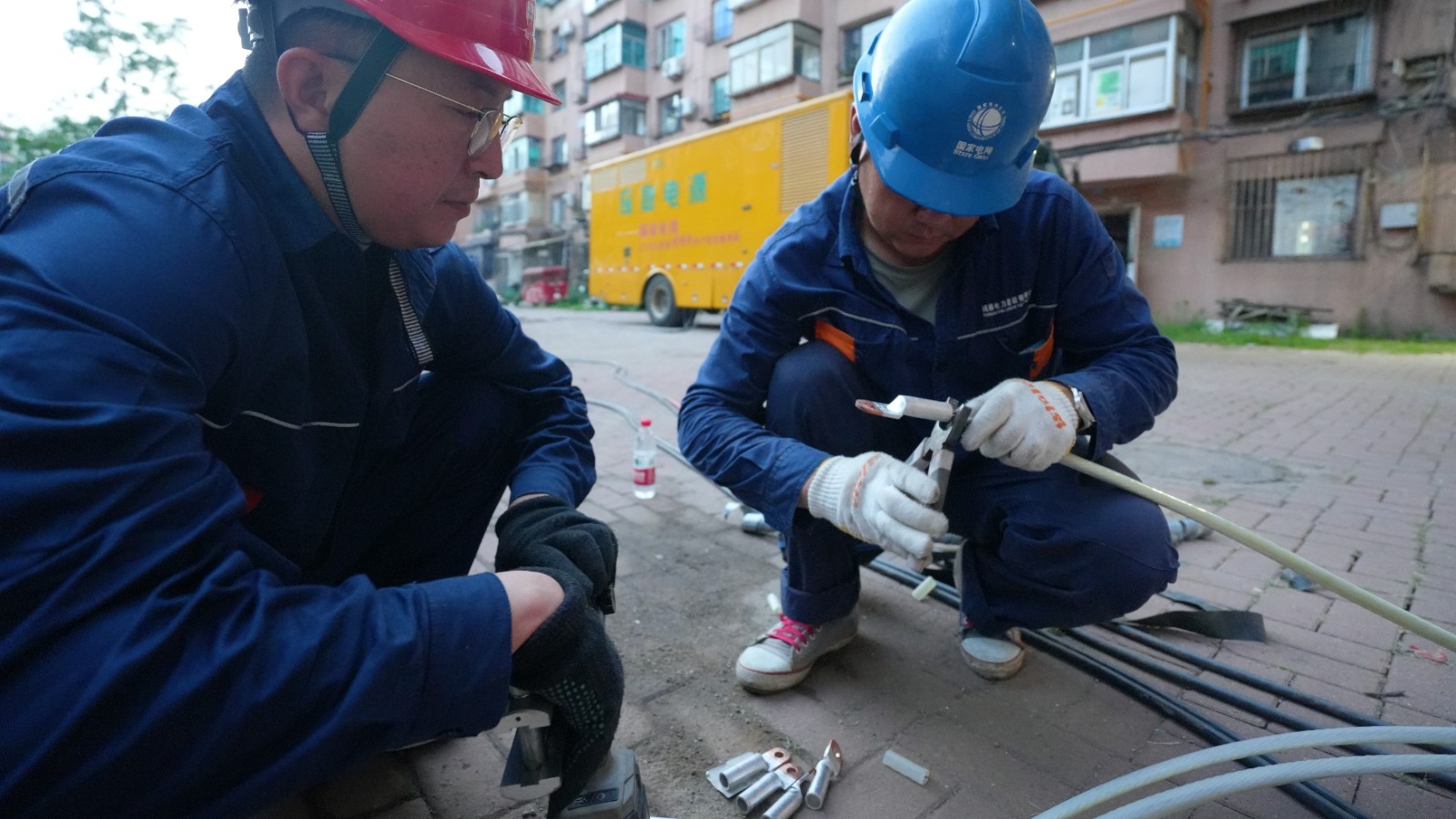 20260717工农街道联动供电部门抢通“光明线”图片2.jpg