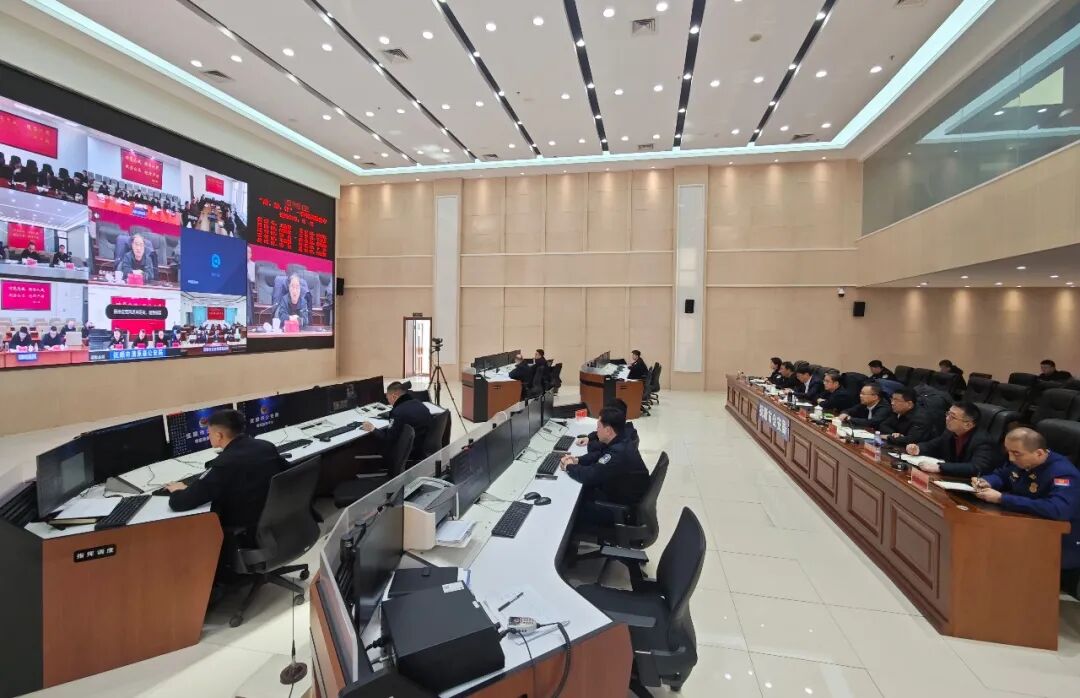 市委书记高键，市长王庆海到市公安局指挥中心640.jpg